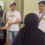 Pembina Tim Melek Industri Lestari Widodo memberikan sertifikat kepada peserta.