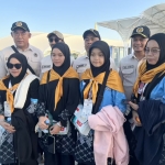 Novia Ghina (depan, dua dari kanan) & Rabiatul Adawiyah didampingi orang tua dan petugas haji Daker Bandara saat akan menuju hotel. Foto: MCH 2026.