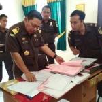 Jampidum Kejagung RI Dr. Noor Rachmad SH saat mengecek administrasi di ruang tahap II Kejari Sidoarjo. foto: nanang ichwan/ BANGSAONLINE