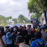 Puluhan massa GerakPede saat melakukan aksi demo di Bawaslu Pamekasan.