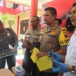 Kapolres Blitar AKBP Budi Hermanto saat mengekspos tersangka dalam pers rilis, Kamis (10/10).