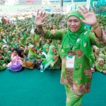 SENYUM KHAS. Ketua Umum PP Muslimat NU Khofifah Indar Parawansa melemparkan senyum khasnya di depan massa atau warga Muslimat NU. Foto: bangsaonline