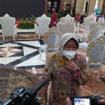 Wali Kota Surabaya Tri Rismaharini saat memberikan keterangan persnya.