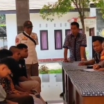 Empat pelajar yang terjaring razia di Kota Pasuruan saat dimintai keterangan oleh petugas