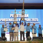 Rektor UNP Kediri, Dr. Zainal Afandi, bersama jajaran saat mengangkat trofi juara. Foto: Ist. 