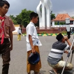 Sejumlah warga ikut mengamati Gerhana Matahari Cincin di area Taman Monumen Arek Lancor melalui teleskop yang disiapkan Mahasiswa IAIN Madura. 