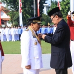 Menteri Dalam Negeri Tjahjo Kumolo menganugerahkan Astha Brata Utama Pamong Praja kepada Gubernur Jatim H Soekarwo di Gedung Negara Grahadi Surabaya, Rabu (9/5).