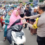 Kapolres Pasuruan AKBP Erick Frendriz saat memimpin pembagian ratusan takjil gratis kepada para pengguna jalan di depan Alun-Alun Bangil, Selasa (12/4/2022). foto: MOCH ANDY FACHRUDIN/BANGSAONLINE