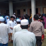 Masyarakat saat Evakuasi korban tenggelam di Tempat Kejadian Perkara. Foto : Mutammim/BANGSAONLINE.com