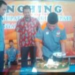 Bupati Fadeli memotong tumpeng dalam acara Launching pemilihan Bupati dan Wakilnya. (foto: haris/BANGSAONLINE)