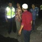 TRAGIS: Petugas unit laka Satlantas Polres Mojokerto Kota mengolah TKP kecelakaan maut di Bypass Gunung Gedangan Magersari, Jumat malam. foto: gunadhi/ BANGSAONLINE