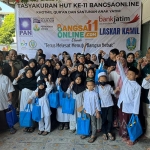 Para anak yatim foto bersama jajaran direksi dan redaksi BANGSAONLINE serta Ketua Umum Laskar Kamil.