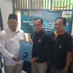 Perwakilan dari Aminudin serta Ina Dwi Lestari saat mengambil formulir calon wali kota dan calon wakil wali kota di Kantor DPC NasDem Kota Probolinggo.