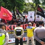 Massa gabungan LSM Kompak Gresik saat demo di PN Tipikor, Surabaya, mengawal sidang Sekda Andhy Hendro Wijaya. foto: ist.