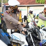 Kasatlantas Polres Ngawi saat mengecek kesiapan kendaraan anggotanya. (foto: ist)