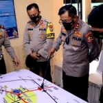 Dari kiri - Kasatlantas Polres Kediri AKP Bobby Mochammad Zulfikar, Kapolres Kediri AKBP Lukman Cahyono, dan Kepala Korps Lalu Lintas (Korlantas) Mabes Polri Irjen Pol Istiono, saat mengunjungi Pos Mengkreng, Kecamatan Purwoasri, Kabupaten Kediri. (foto: ist.)