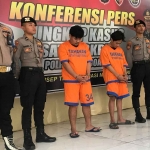 Kedua anggota gangster bernama Feri Setiawan (18) asal Kemangsen, Balongbendo dan Dicky Pratama asal Jeruk Gamping, Krian, Sidoarjo saat ditangkap Polresta Sidoarjo, Selasa (14/3/2023).