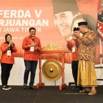 Gubernur Jawa Timur Khofifah Indar Parawansa saat menghadiri Konferda V PDI Perjuangan Provinsi Jawa Timur di Ballroom Hotel Wyndham Surabaya, Rabu (24/7). 