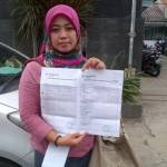 Kuasa hukum keluarga Habibi, Dewi Murniati menunjukkan rekam medis usai mendatangi RSIA Nyai Ageng Pinatih.syuhud/BangsaOnline.com