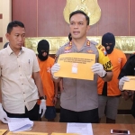 Kapolres Ngawi AKBP MB Pranatal Hutajulu menunjukkan barang bukti sabu beserta tersangka.