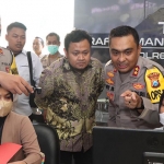 Anggota Komisi III DPR RI, Bimantoro Wiyono, saat melihat langsung layanan command center di Polres Nganjuk.