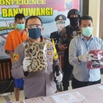 Kapolresta Banyuwangi Kombes Pol Arman Asmara Syarifudin menunjukkan barang bukti berupa pakaian korban.