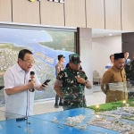Danrem 084/Bhaskara Jaya bersama Bupati Gresik saat mendengar penjelasan Direktur JIIPE. Foto: Ist