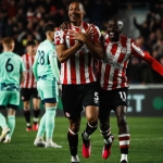 Ethan Pinnock cetak gol pembuka kemenangan Brentford atas Fulham di pekan 26.