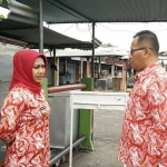 Ning Ita dan Cak Rizal saat meninjau sentra PKL Benpas.