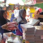 Salah satu toko perlengkapan sekolah di Pasar Baru Tuban sedang diserbu pembeli.