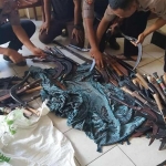 Ratusan senjata tajam saat disita aparat.