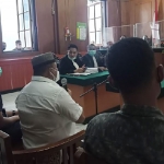 Mantan Kapolda Jatim Irjen Pol (Purn) Hadiatmoko ketika hadir dalam persidangan.