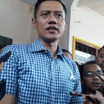 Agus Harimurti Yudhoyono (AHY) didampingi Ketua DPD Partai Demokrat Lamongan, Debby Kurniawan.