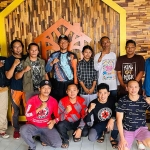 Koordinator Wana Resque, Aji Pro (berdiri nomor 5 dari kiri), dan perwakilan SAR Kediri Raya usai membentuk ARC Indonesia. Foto: Ist