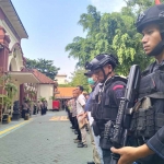 Polisi menggelar simulasi pengamanan sidang tragedi Kanjuruhan di Pengadilan Negeri Surabaya.