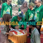 Wali Kota Madiun, Maidi, saat melihat karya para peserta lomba kreasi daur ulang sampah. Foto: HENDRO SUHARTONO/BANGSAONLINE