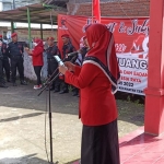 Bendahara DPC PDIP Gresik, Siti Muafiyah, ketika menjadi pemimpin upacara bendera dalam rangka memperingati HUT ke-49 PDIP. Foto: SYUHUD/ BANGSAONLINE