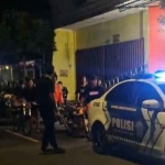 Petugas saat melakukan balap liar di Jalan Soekarno Hatta, Tuban.
