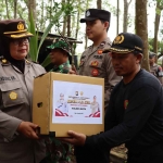 Kabag SDM Polres Batu, Kompol Khusnul Khotimah, saat membagikan bantuan kepada masyarakat.