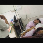 Sukma Hidayat mendapat perawatan di rumah sakit usai disiram air keras. foto: Merdeka.com