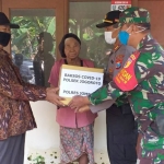 Kapolsek Jogoroto bersama tiga pilar saat serahkan bantuan sembako kepada Nenek Tuah.