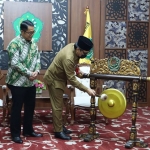 Sekretaris Daerah Kabupaten Pamekasan, Totok Hartono, bersama Kepala BPS Jatim, Dadang Hardiwan, saat launching program Desa Cantik.