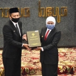 Kepala BPK RI Perwakilan Jatim, Joko Agus Setyono saat menyerahkan predikat Opini WTP kepada Gubernur Jawa Timur Khofifah Indar Parawansa dengan dihadiri Wakil Gubernur Jatim Emil Elestianto Dardak, Sekretaris Daerah Jatim Heru Tjahjono, para pimpinan OPD di lingkup Pemprov Jatim, pimpinan Kanwil BPK RI Jatim, dan para pimpinan serta anggota DPRD Provinsi Jatim di di Gedung DPRD Provinsi Jatim. foto: ist/ bangsaonline.com .