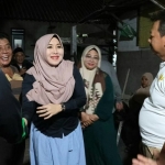 Ning Lia saat bertemu dengan warga di TKP kebakaran