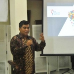 CEO The Initiative Institute, Airlangga Pribadi Kusman, P.hd memaparkan hasil survei terbaru tentang pilgub Jawa Timur. foto: DIDI ROSADI/ BANGSAONLINE