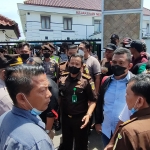 Kasi Intel Kejaksaan Negeri Kabupaten Kediri, Roni, dan Tim saat menemui para pendemo di depan kantor kejaksaan setempat, Rabu (22/12). Foto: MUJI HARJITA/ BANGSAONLINE