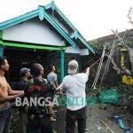 Rumah warga yang diterjang angin puting beliung di Desa Sumberagung, Kecamatan Perak, Kabupaten Jombang, Minggu (6/11). foto: RONY S/ BANGSAONLINE