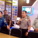 Kapolres dan Rektor UI saat melihat ruangan commend center Polres Banyuwangi.