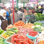 Gubernur Jatim, Khofifah Indar Parawansa saat meninjau Pasar Klojen, Kota Malang, Kamis (14/5/2020) pagi.