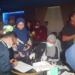 Petugas gabungan saat melakukan kegiatan tes urine dan pemeriksaan HIV. Foto: SOFFAN/BANGSAONLINE

